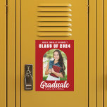 Clase blanca roja del imán de graduación fotográfi<br><div class="desc">Este moderno imán de invitación para graduados de fotografía de personalizado rojo y blanco presenta su nombre de instituto o universidad para la clase de 2024. Personalizar con su nombre bajo la moda,  escritura manuscrita audaz y tapa de grad negro para una gran tarjeta magnética de graduación personalizada.</div>
