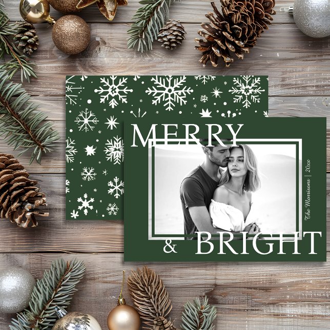 Clásica tarjeta de Navidad 'Merry & Bright' verde  (Classic Green Merry & Bright Bold Snowflake Photo Holiday Card)