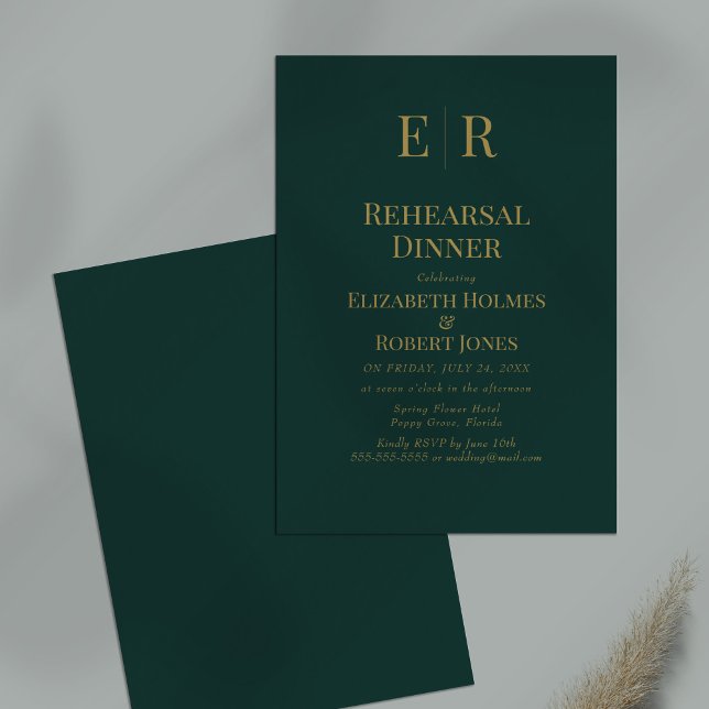Clásico Invitación de Cena de Ensayo con Monograma (Classic Emerald Green Monogram Rehearsal Dinner Invitation on a table.)