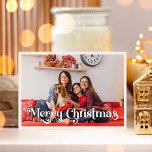 Clásico Simple Feliz Año Navidad En Reseña<br><div class="desc">Celebre la temporada con este único y clásico año de Navidad Feliz Navidad en la tarjeta de vacaciones de reseña con un toque de encanto vintage. El diseño minimalista muestra una elegante paleta de colores blanco y negro que evoca el espíritu acogedor del invierno. Su atractivo moderno y divertido, junto...</div>