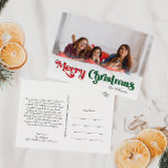 Clásico Simple Feliz Navidad Completa Foto<br><div class="desc">Celebre la temporada con esta única y clásica tarjeta postal de vacaciones de Navidad completa con un toque de encanto vintage. El diseño minimalista muestra una elegante paleta de colores rojo y verde que evoca el espíritu acogedor del invierno. Su atractivo moderno y divertido, junto con la redacción tradicional, crea...</div>