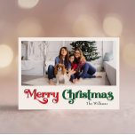 Clásico Simple Feliz Navidad Grande Una Foto<br><div class="desc">Celebre la temporada con esta única y clásica tarjeta postal única de vacaciones de Feliz Navidad con un toque de encanto vintage. El diseño minimalista muestra una elegante paleta de colores rojo y verde que evoca el espíritu acogedor del invierno. Su atractivo moderno y divertido, junto con la redacción tradicional,...</div>