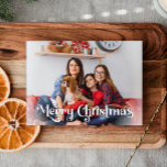 Clásico Simple Feliz Navidad Uno<br><div class="desc">Celebre la temporada con esta exclusiva y clásica tarjeta de festividad de Feliz Navidad con un toque de encanto vintage. El diseño minimalista muestra una elegante paleta de colores blanco y negro que evoca el espíritu acogedor del invierno. Su atractivo moderno y divertido, junto con la redacción tradicional, crea un...</div>