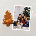Clásico Simple Feliz Navidad Vertical Full Photo<br><div class="desc">Celebre la temporada con esta única y clásica tarjeta postal de vacaciones de Navidad vertical completa con un toque de encanto vintage. El diseño minimalista muestra una elegante paleta de colores rojo y verde que evoca el espíritu acogedor del invierno. Su atractivo moderno y divertido, junto con la redacción tradicional,...</div>
