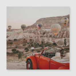 Clásico vagón rojo vintage viendo globos de aire c