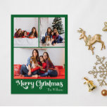 Clásico Verde Feliz Navidad Vertical 3 Foto<br><div class="desc">Celebre la temporada con esta exclusiva y clásica postal de vacaciones de Feliz Navidad vertical 3 con un toque de encanto vintage. El diseño minimalista muestra una elegante paleta de colores verde y blanco que evoca el espíritu acogedor del invierno. Su atractivo moderno y divertido, junto con la redacción tradicional,...</div>