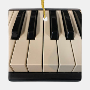 Claves de piano en un adorno de Navidad