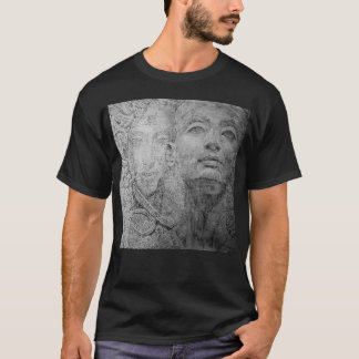 Cleopatra en la camiseta oscura básica