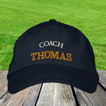 COACH "name" (nombre) gorra de béisbol bordada / o<br><div class="desc">Sombreros con bordado: gorra clásica de béisbol de moda dorada / negra con el texto "COACH" y tu "nombre" para el mejor entrenador del mundo,  deportes,  fitness,  equipo de construcción / juegos familiares</div>