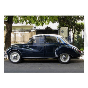 Coche Audi antiguo pero muy bien conservado.
