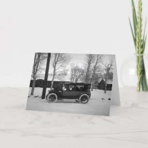 Coche con el árbol de navidad atado en la capilla