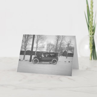 Coche con un árbol de navidad atado a la capilla