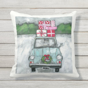 Coche del vintage con la almohada del navidad de
