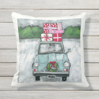 Coche del vintage con la almohada del navidad de