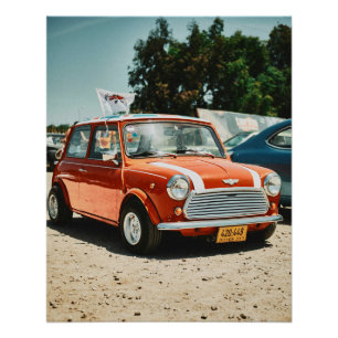 Coche rojo mini cooper con poster de jack de unión
