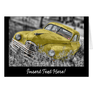 Coche viejo amarillo