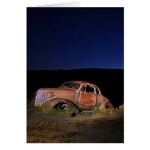 Coche viejo de noche, pueblo fantasma de Bodie, en