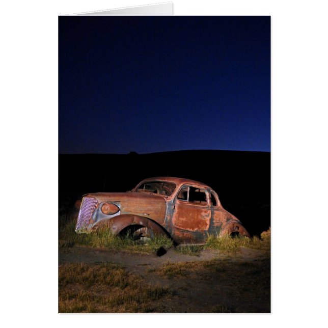 Coche viejo de noche, pueblo fantasma de Bodie, en (Frente)