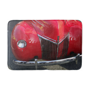 Coche vintage rojo de los años 30 en una alfombra