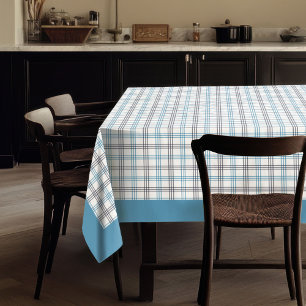 Cocina o patio con manteles de Gingham azul y mari