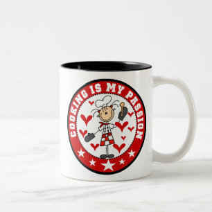 Cocinero de sexo femenino que cocina la taza de la