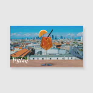 Cóctel Spritz en una mesa con vistas a Milán