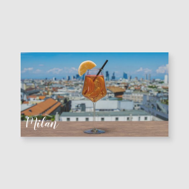 Cóctel Spritz en una mesa con vistas a Milán (Anverso)