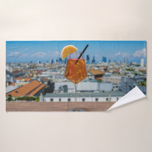 Cóctel Spritz en una mesa con vistas a Milán (Toalla de baño)