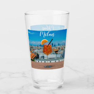 Cóctel Spritz en una mesa con vistas a Milán
