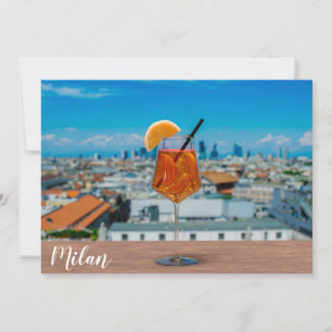Cóctel Spritz en una mesa con vistas a Milán