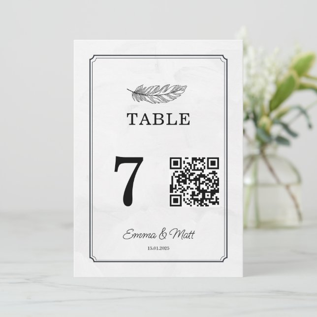 Código QR Beige Elegant Wedding Table Number Card (Anverso de pie)