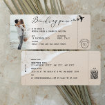 Código QR de la boda de destino de la tarjeta de e<br><div class="desc">Presentamos nuestra exclusiva y elegante invitación a la boda diseñada para que parezca una tarjeta de embarque, perfecta para las parejas que deseen añadir un toque de diversión y creatividad a su boda con temática playera. Esta invitación incluye una hermosa foto de una playa y una pareja feliz, que ofrece...</div>