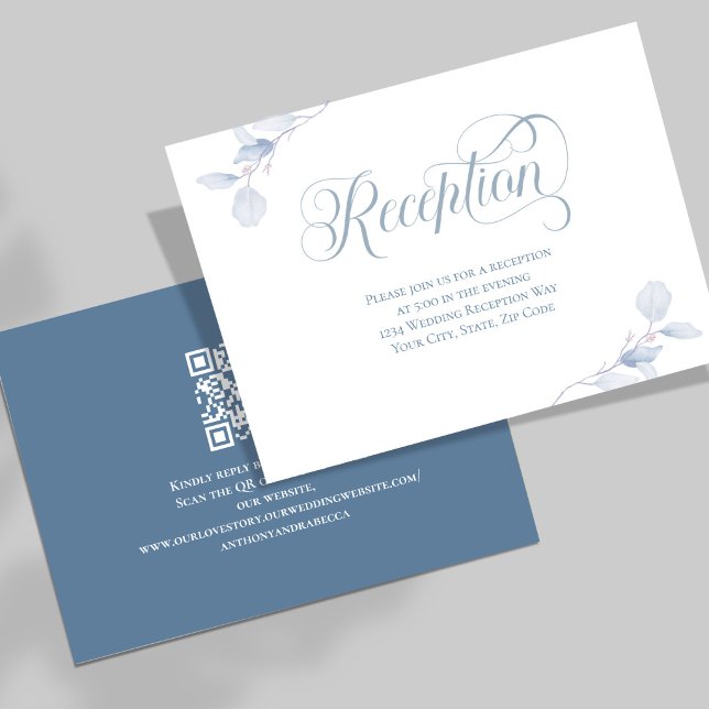 Código QR de recepción de boda floral azul polvori (Elegant dusty blue floral reception card with QR code RSVP and romantic calligraphy script.)