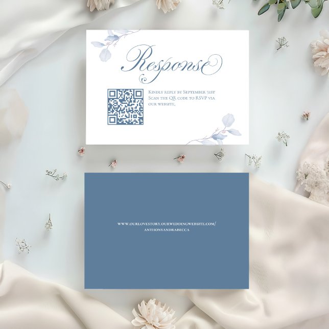 Código QR Floral Azul Polvoriento para RSVP de Bod (Dusty blue floral wedding RSVP card with QR code and elegant calligraphy script)