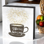 Coffee Tea Cup Cita Rótulo de caja de madera marró<br><div class="desc">Café Rótulo de madera para la cocina,  Café Bar,  Cafetería,  Cafetería,  Comedor,  Cafetería con una cita El café es un abrazo en una taza de madera blanca angustiada | Si desea agregar su propio texto o cambiar el color de fondo,  utilice la opción de edición de diseño.</div>
