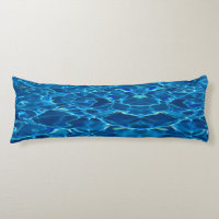 Agua de la piscina azul oscura