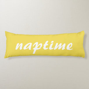 Cojín Añada su texto Naptime amarillo y blanco del