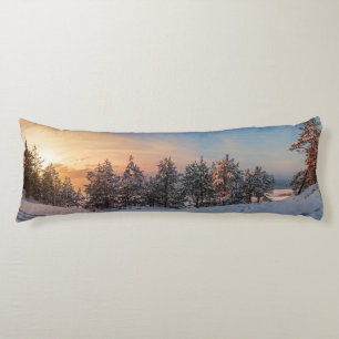 Cojín Atardecer sobre bosque de nieve congelado cerca de