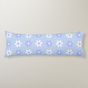 Cojín Azul Celeste y Flores Blancas sobre Azul Claro