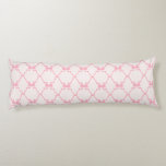 Cojín Baby Bow Trellis Pink Bella Ribbon<br><div class="desc">La cinta rosa suave forma un enrejado de diamante trenzado conectado por arcos en bucle.</div>