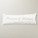 Cojín Boda de fecha y nombre de pareja Personalizado per<br><div class="desc">Personalizado de guión personalizado Nombre de la pareja y Boda de fecha  del cuerpo almohada. Diseño elegante,  clásico y minimalista.</div>