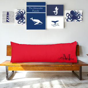 Cojín Color sólido rojo Monograma nombre inicial Pilar c