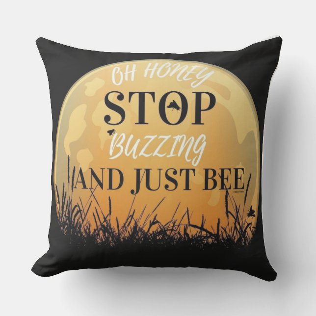 Cojín De Exterior A buzzing black pillow with bee quotes. (Anverso)