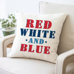 Cojín De Exterior Blanco Rojo y Azul 4 de julio<br><div class="desc">El elegante diseño de almohadas vacacionales del 4 de julio presenta un diseño de tipografía "rojo blanco y azul" en tonos rojos,  blancos,  azules,  marinos con acentos estrella. En la parte posterior aparece un patrón de estrella blanca con color azul marino de coordinación.</div>