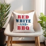 Cojín De Exterior Blanco Rojo y barbacoa 4 de julio<br><div class="desc">El elegante diseño de almohadas vacacionales del 4 de julio presenta un divertido diseño de tipografía "Red White and BBQ" en tonos rojos,  blancos,  azules,  marinos con acentos estrella. En la parte posterior aparece un patrón de estrella blanca con color azul marino de coordinación.</div>