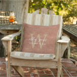 Cojín De Exterior Boda de Monograma TerraCotta Linen Keepsake<br><div class="desc">Rústico y moderno boda mantener el tejido de terracota efecto almohada exterior con su texto en moda blanca caligrafía manuscrita de escritura y su monograma en tipografía dorada elegante. Simplemente agregue sus nombres, monograma y fecha de boda. Un gran regalo para una pareja recién casada. Diseñado exclusivamente para usted por...</div>