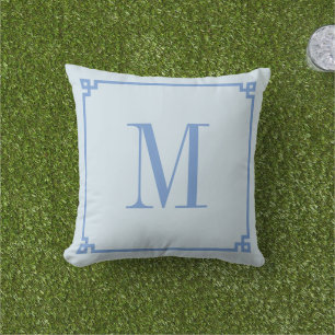 Cojín De Exterior Borde de Clave Griega Azul de Aciano Monogramado