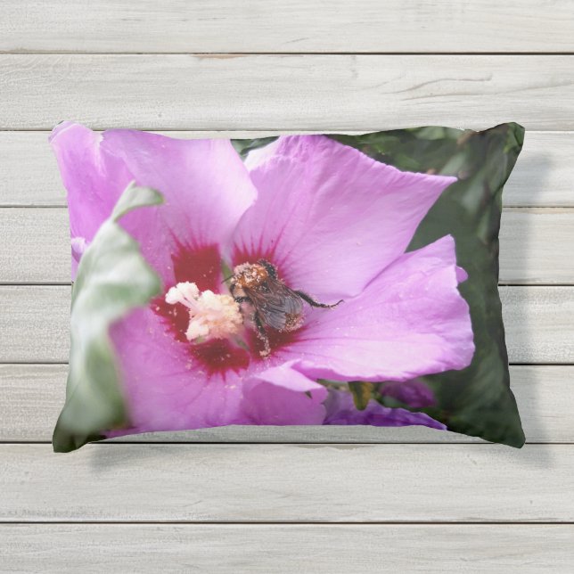 Cojín De Exterior Bumblebee en la flor de Hibiscus (Anverso)