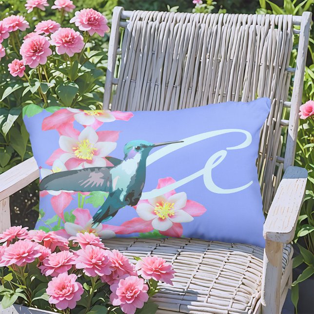 Cojín De Exterior Colibrí y Flores de Columbina Rosa Monograma Azul (Hummingbird floral outdoor pillow with monogram and cheerful pink Columbine flowers on periwinkle)