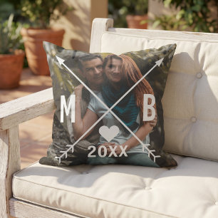 Cojín De Exterior Corazón de amor con flechas monogramadas personali